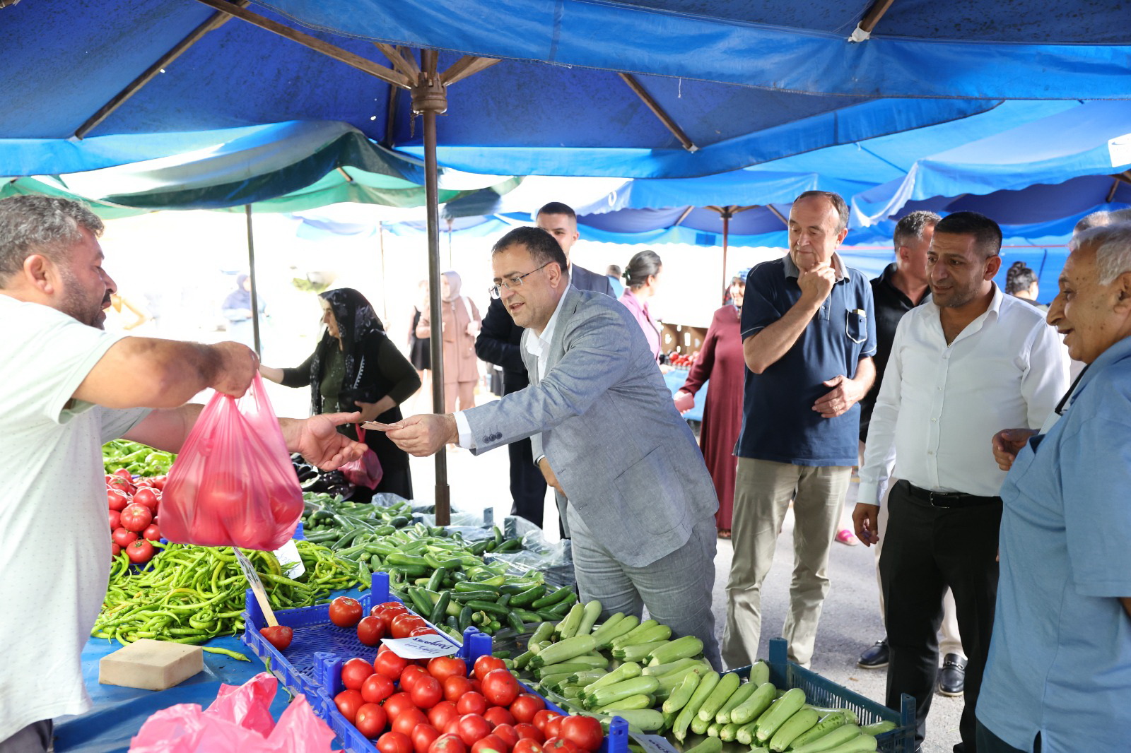 Bakan Gke Yeni Semt Pazarn Gezdi