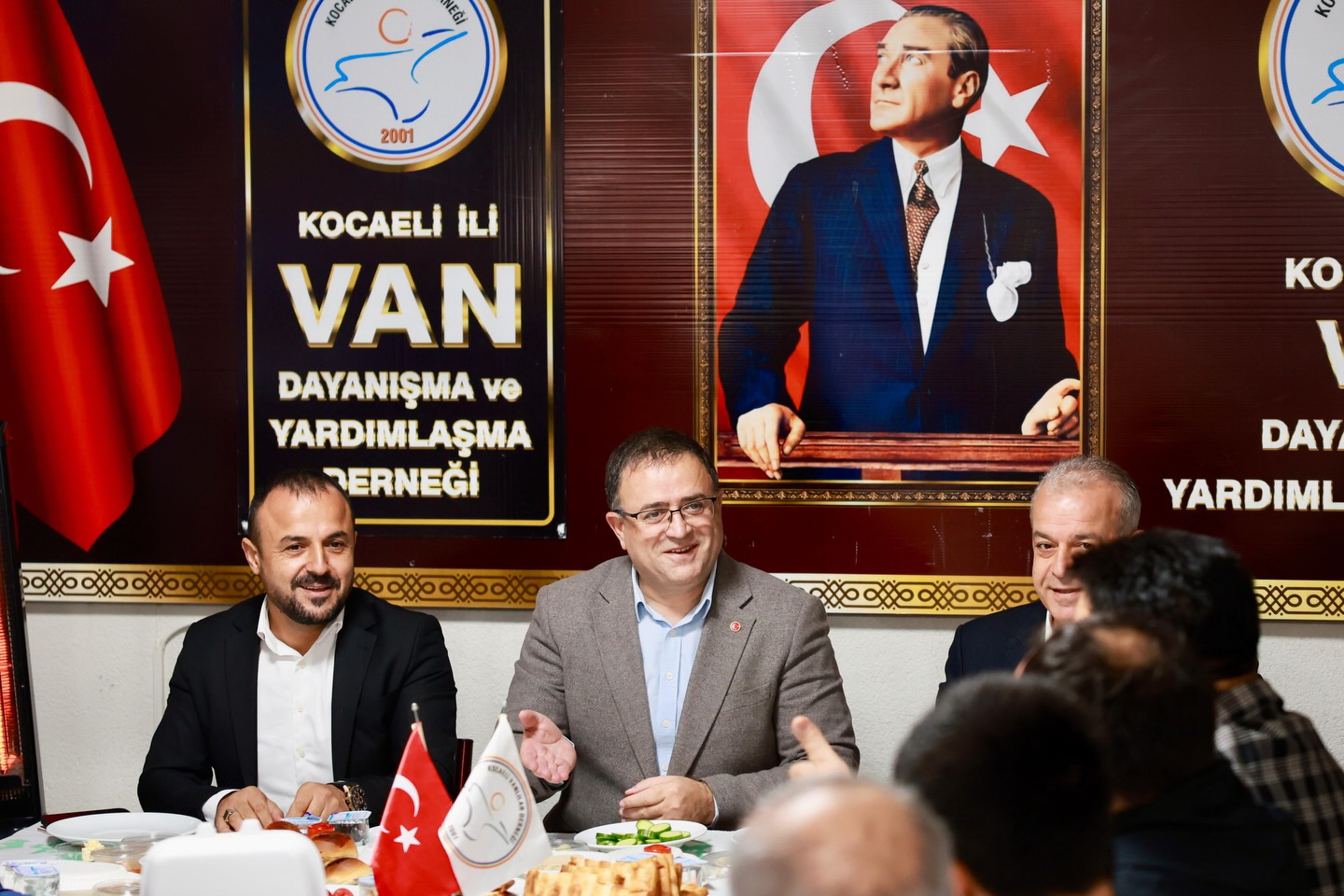 Bakan Gkeden Vanllar Derneine Ziyaret