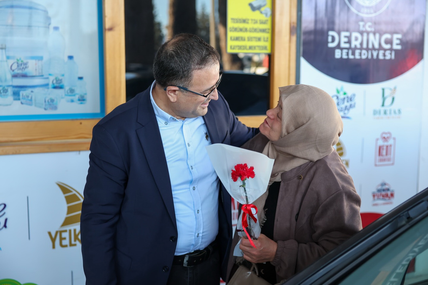 Ba�kan G�k�e�den Kad�nlara �i�ek