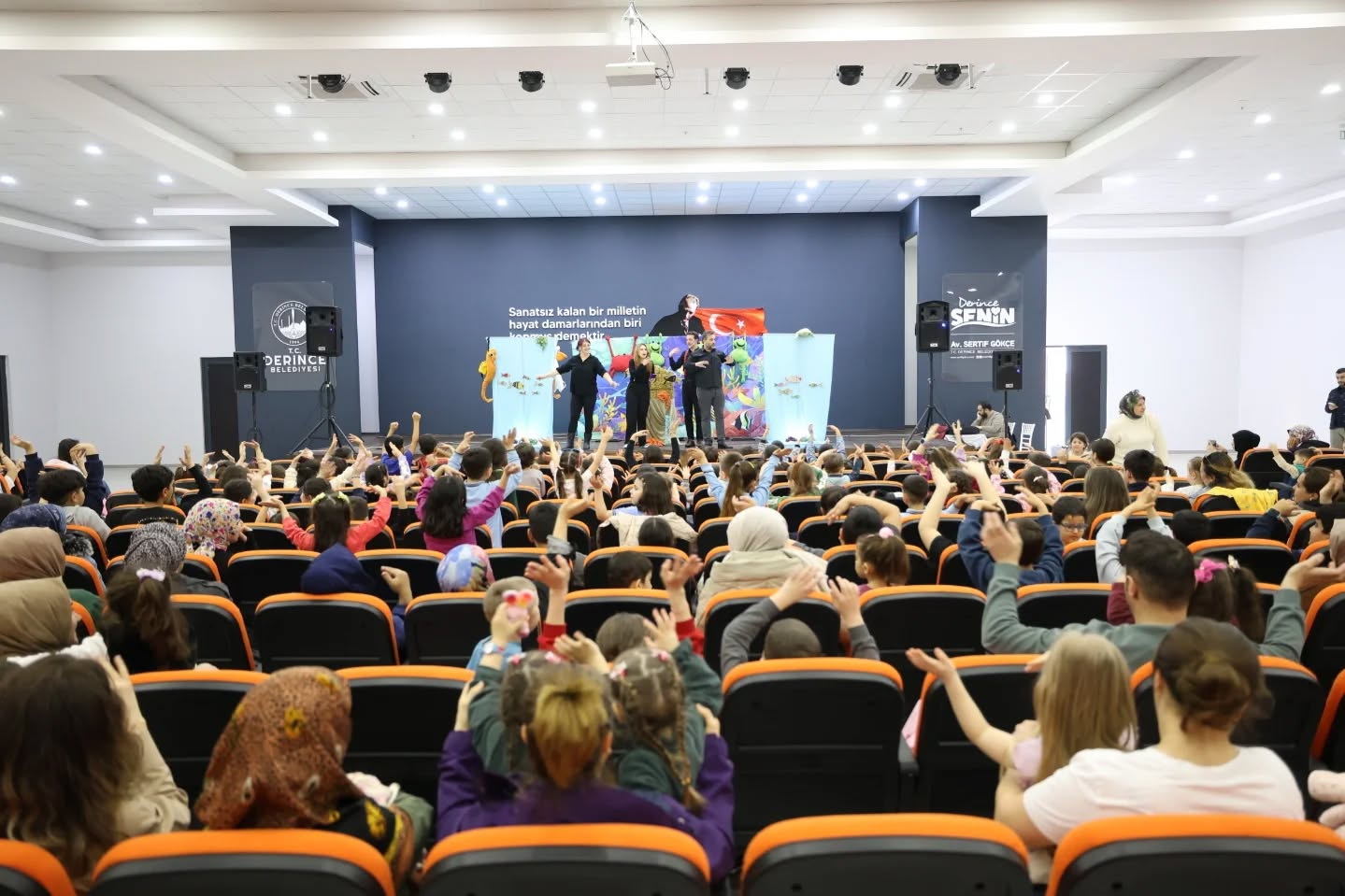 �ocuklar Tiyatro ile Hem E�lendi Hem ��rendi