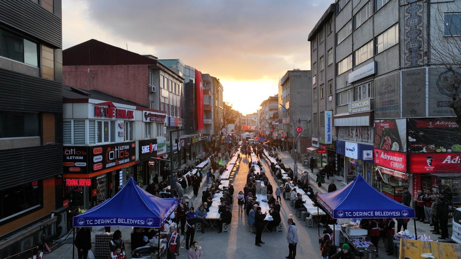 Kadir Gecesi�nde Binlerce Ki�i Ayn� Sofrada Bulu�tu