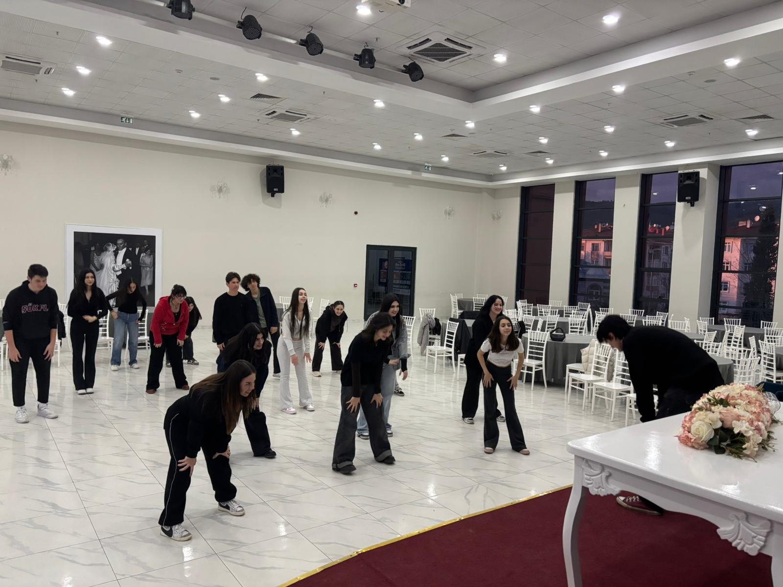 Tiyatro Tutkunlar� Yenikent�te Bulu�uyor